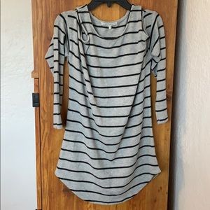 Red Haute Sz M Off shoulder sweater black & gray